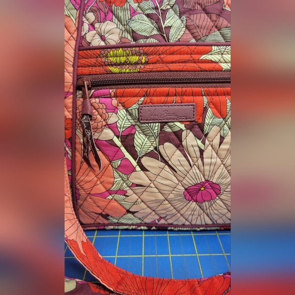 Vera Bradlwy Floral Quilted Crossbody Bag 21" x 21" x 2" - Picture 2 of 10